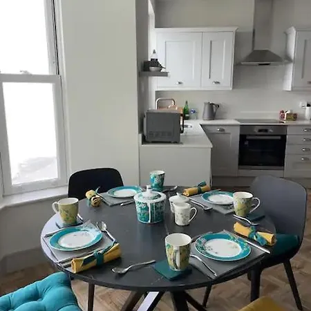 Stunning Sea View 2 Bedroom Flat In Apartment