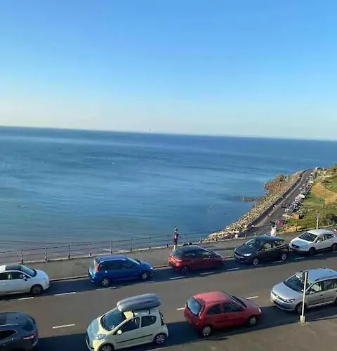 Lägenhet Stunning Sea View 2 Bedroom Flat In