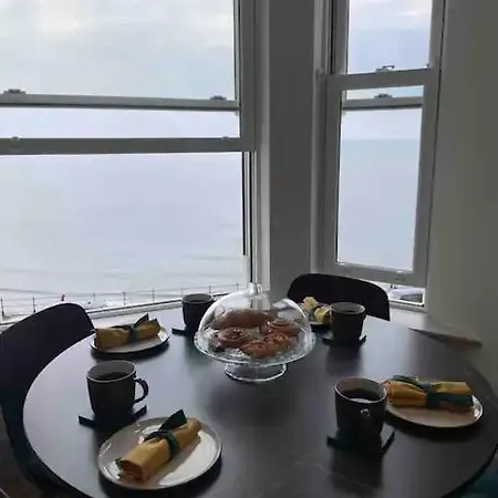 Stunning Sea View 2 Bedroom Flat In アパート *